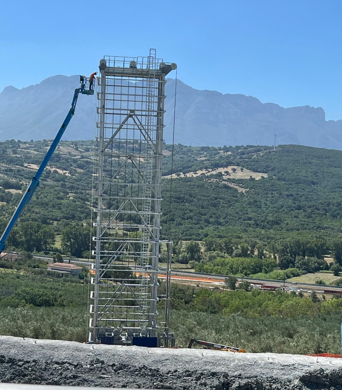 Struttura metallica industriale montata in area infrastrutturale