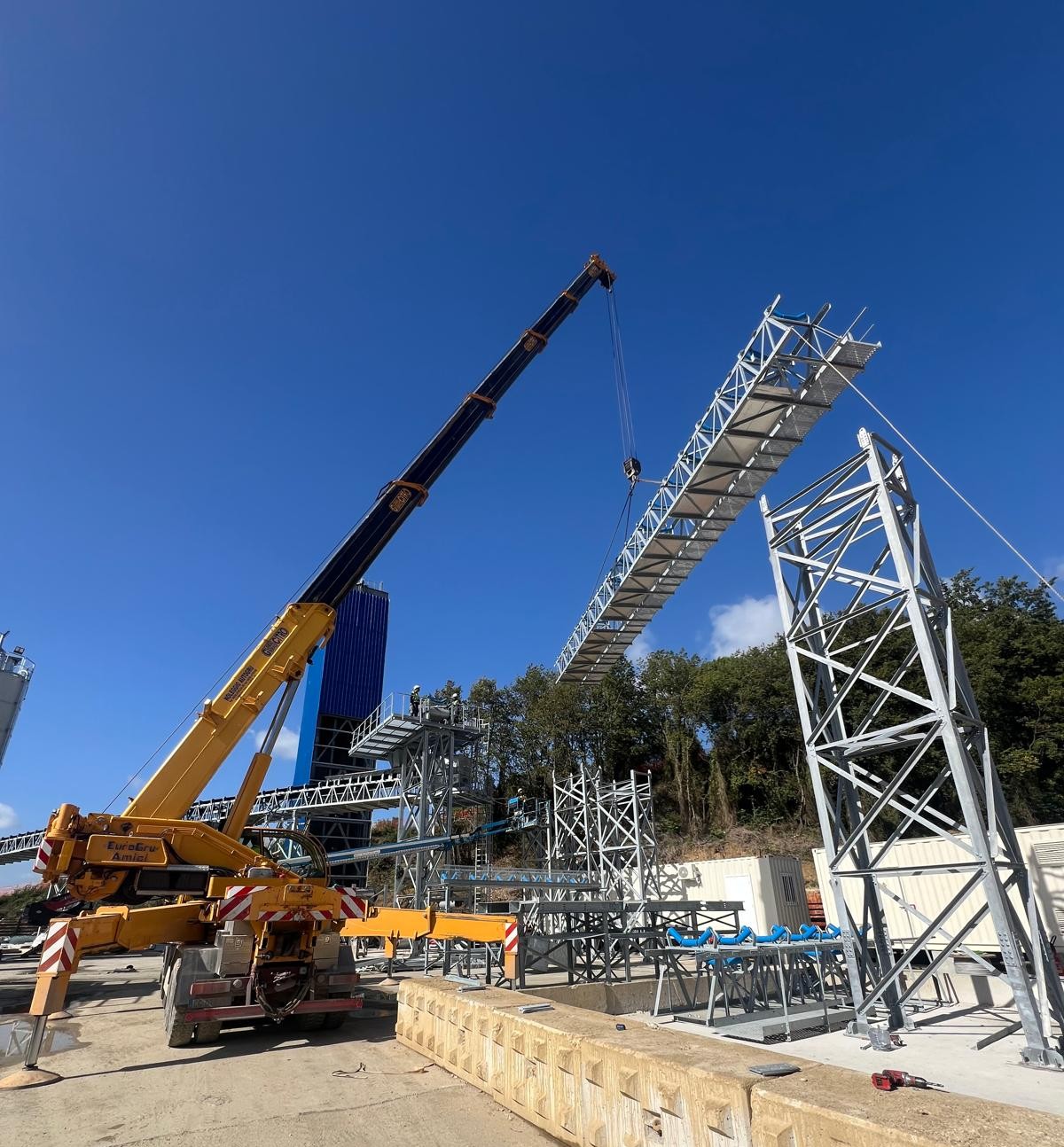 Montaggio di struttura metallica e passerella industriale con gru in cantiere