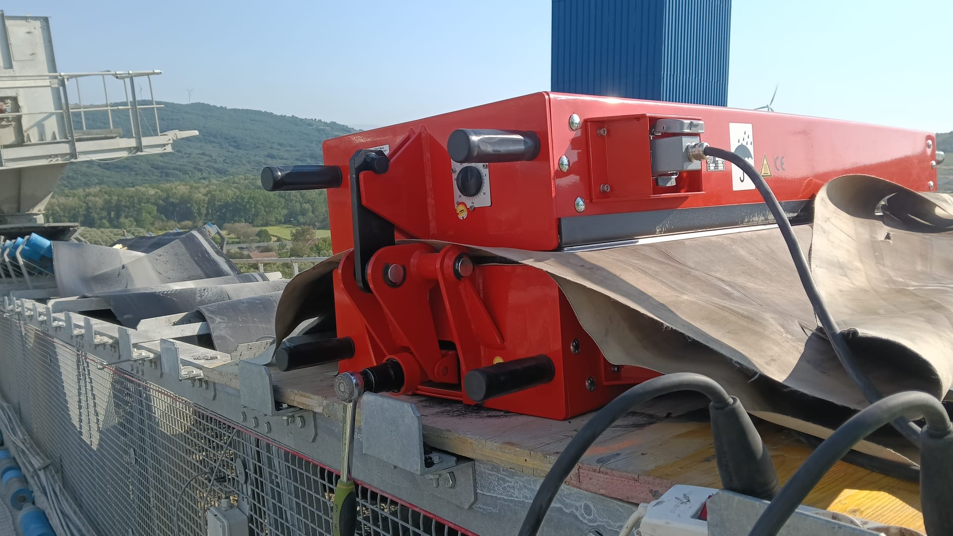 Pressa per vulcanizzazione su nastro trasportatore in impianto esterno
