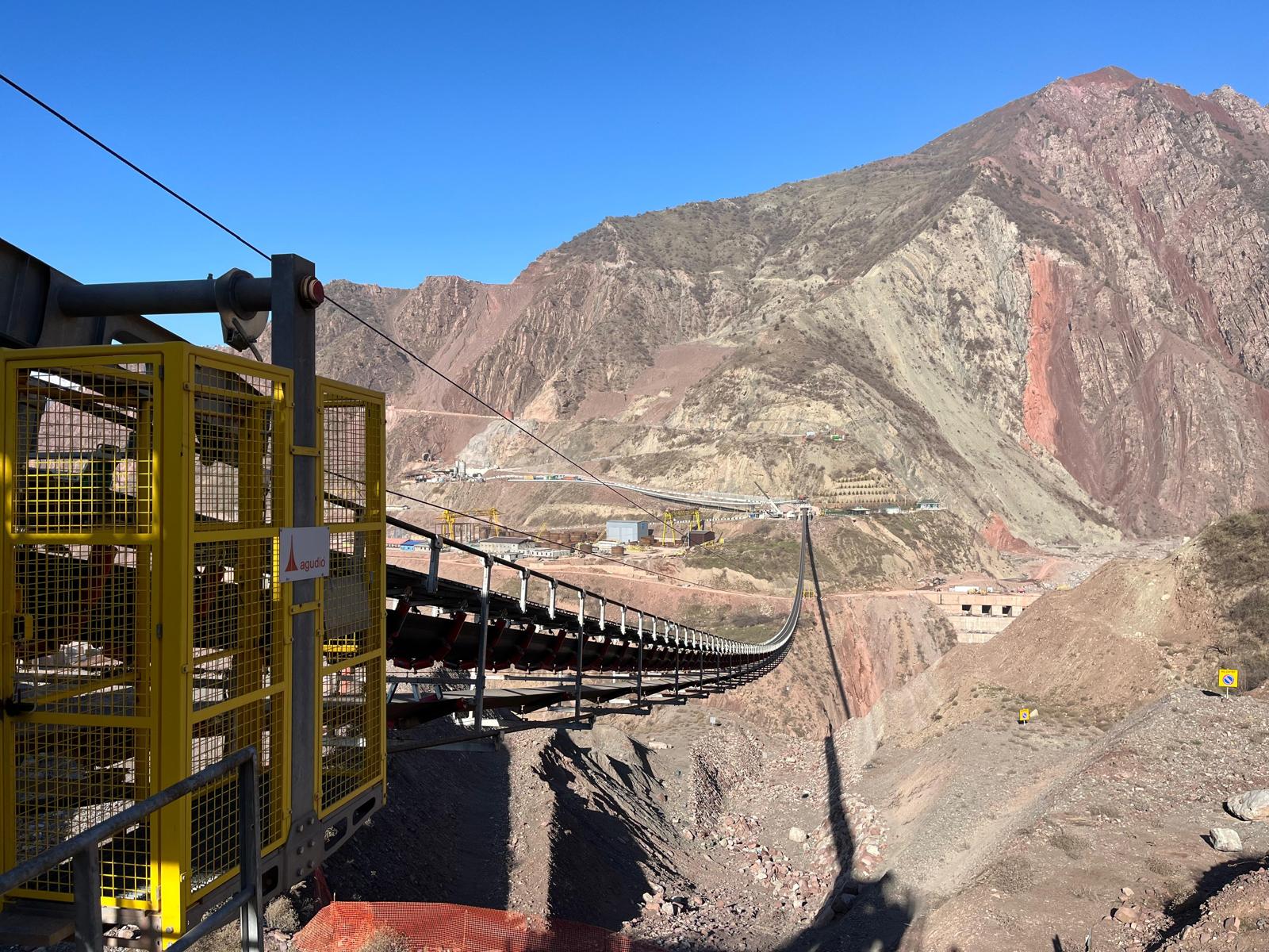 Impianto con nastro trasportatore in cava per materiali sfusi