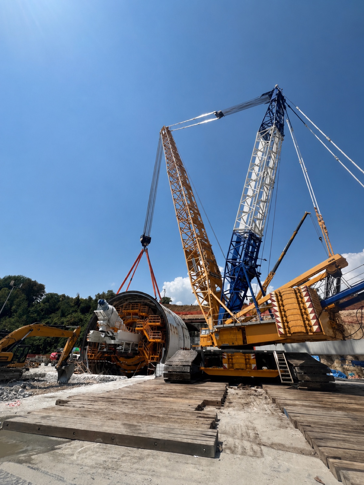 Cantiere infrastrutturale con gru e impianto industriale in montaggio