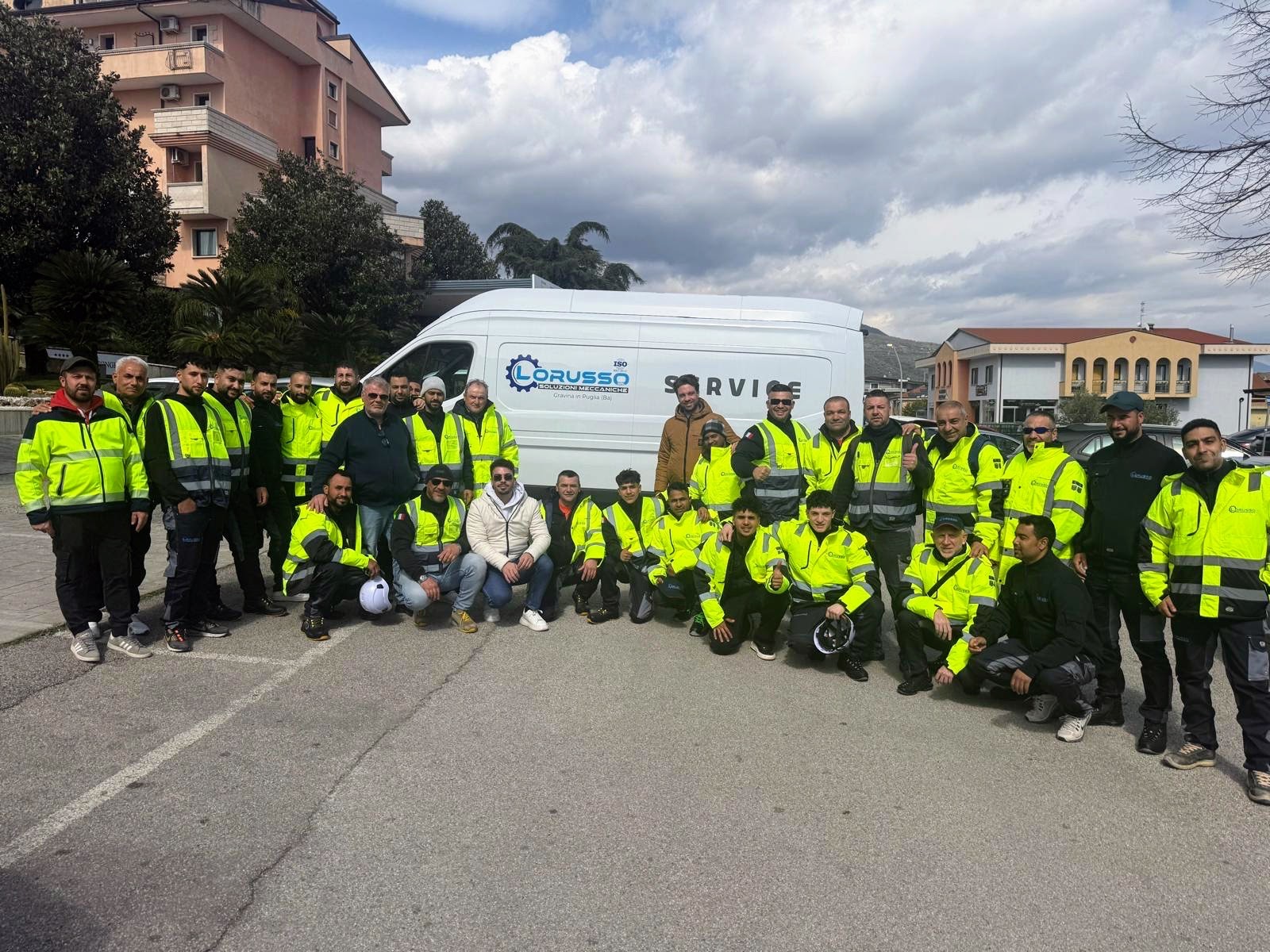 Squadra Lorusso Soluzioni Meccaniche davanti al mezzo aziendale